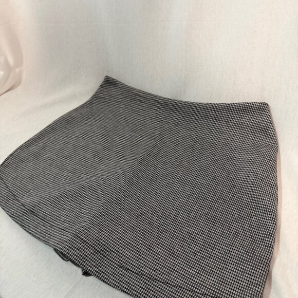 Forever 21 Houndstooth Skort S Black White Flat Front Preppy - Picture 2 of 7